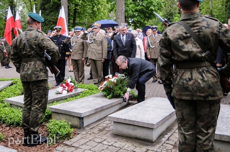 Elbląg, Na Grobach Aliantów kwiaty złożył m.in. prezydent Elbląga Jerzy Wilk oraz wiceprezydenci