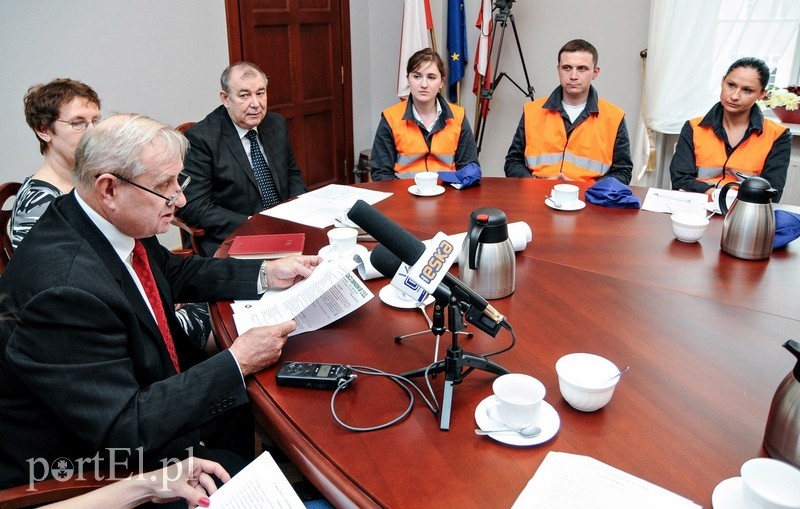 Elbląg, Michał Wawryn i jego współpracownicy na konferencji pojawili się w kamizelkach MPO