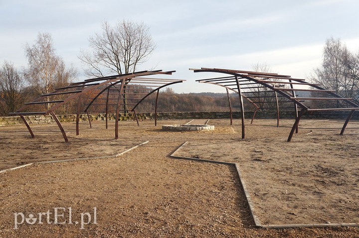 Elbląg, W 2013 r., ze środków Budżetu Obywatelskiego, na Gęsiej Górze wybudowano taras widokowy Elbląg, W 2013 r., ze środków Budżetu Obywatelskiego, na Gęsiej Górze wybudowano taras widokowy