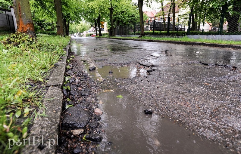 Elbląg, Dziury w nawierzchni mają zostać załatane do 23 maja - zapowiada UM w Elblągu Elbląg, Dziury w nawierzchni mają zostać załatane do 23 maja - zapowiada UM w Elblągu