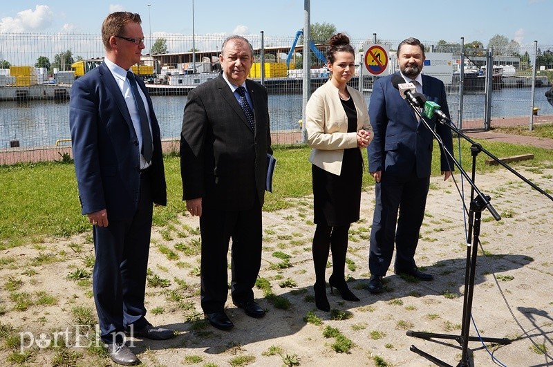 Elbląg, Konferencja z prof. Karolem Karskim i prezydentem Jerzym Wilkiem odbyła się w porcie