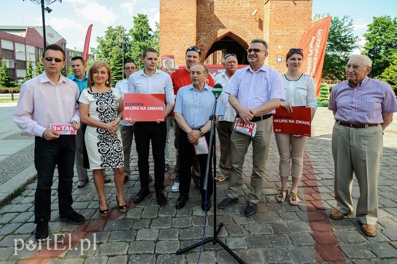 Elbląg, Dziś działacze Sojuszu, członkowie młodzieżówki oraz związkowcy OPZZ reklamowali akcję 3 x tak oraz Władysława Mańkuta, kandydata do europarlamentu Elbląg, Dziś działacze Sojuszu, członkowie młodzieżówki oraz związkowcy OPZZ reklamowali akcję 3 x tak oraz Władysława Mańkuta, kandydata do europarlamentu