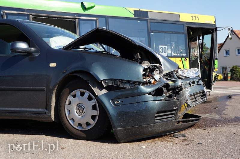 Elbląg, Wymusił pierwszeństwo i uderzył w autobus