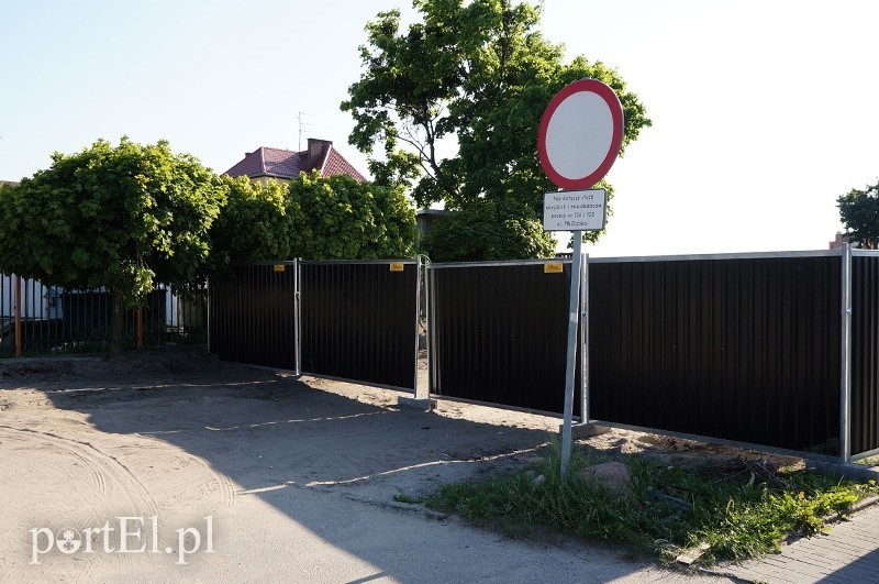 Elbląg, Budowa odcięła wjazd do sąsiednich budynków