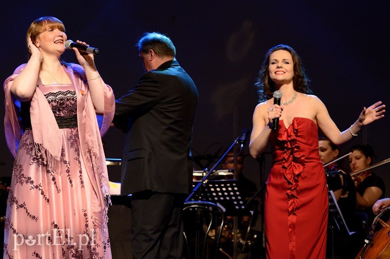 Elbląg, Vladyslava Vdovychenko i Justyna Reczeniedi podczas koncertu w elbląskim teatrze
