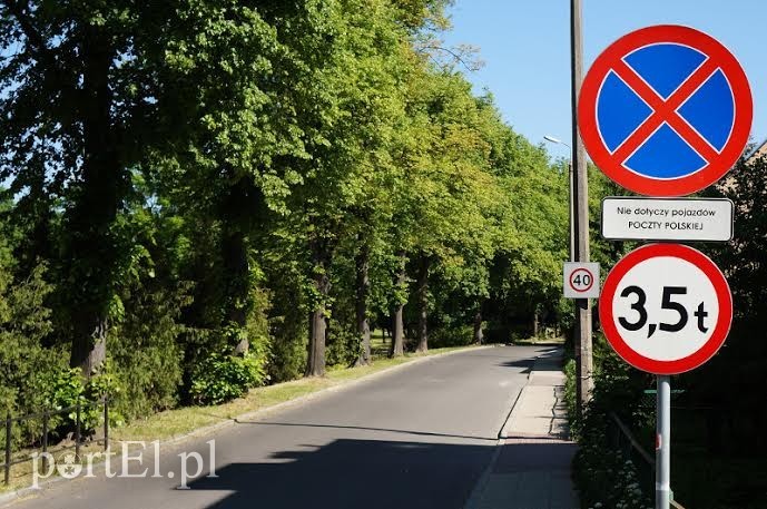 Elbląg, Przy budynku poczty (z prawej strony) zatrzymywać się nie wolno Elbląg, Przy budynku poczty (z prawej strony) zatrzymywać się nie wolno
