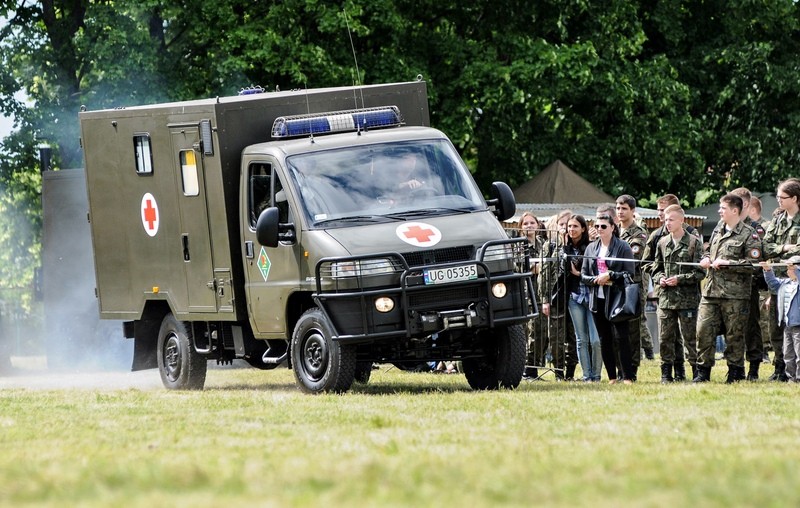 Elbląg, Zabawa z mundurowymi