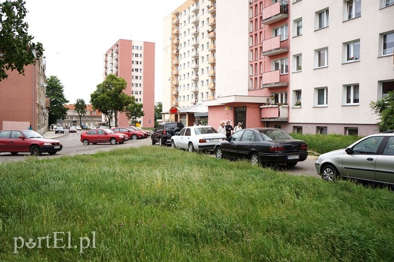 Elbląg, Mieszkańcy wieżowców przy Kościuszki muszą parkować na chodnikach i trawnikach