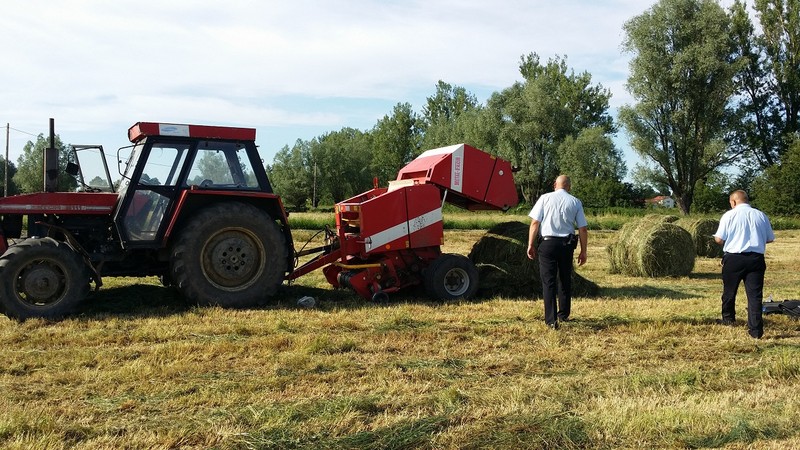 Elbląg, Na polu we wsi Jezioro prasa rolnicza wciągnęła 16-latka Elbląg, Na polu we wsi Jezioro prasa rolnicza wciągnęła 16-latka