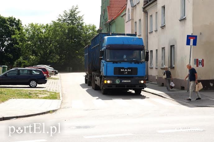 Elbląg, Przy tej drodze znajdował się znak, został zdjęty, czy wróci? Trzeba poczekać do końca czerwca Elbląg, Przy tej drodze znajdował się znak, został zdjęty, czy wróci? Trzeba poczekać do końca czerwca
