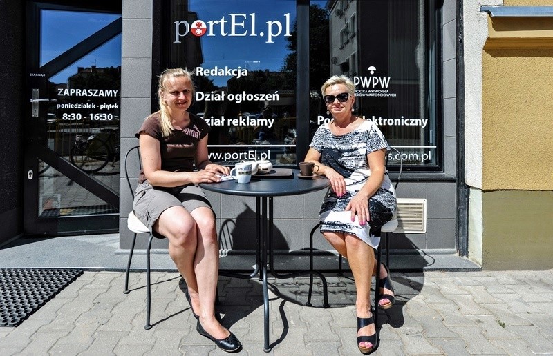 Elbląg, Dominika Kiejdo w rozmowie z Urszulą Plewką podczas spotkania w portEl Caffe