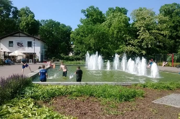 Elbląg, Ledwo robi się cieplej, a dzieci wskakują do wody. I tak co roku Elbląg, Ledwo robi się cieplej, a dzieci wskakują do wody. I tak co roku