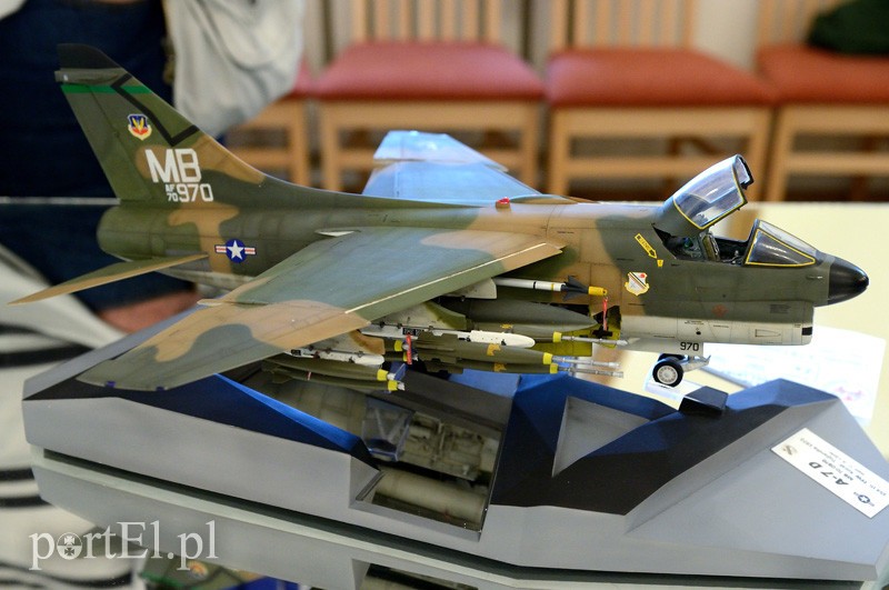 Elbląg, A-7D Corsair II - za ten model Grzegorz Mądry otrzymał puchar ufundowany przez Prezydenta Elbląga Elbląg, A-7D Corsair II - za ten model Grzegorz Mądry otrzymał puchar ufundowany przez Prezydenta Elbląga