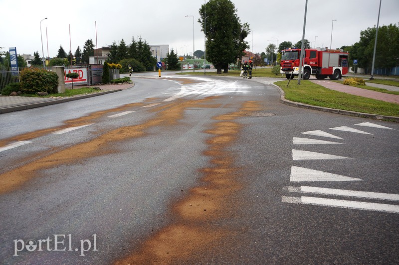 Elbląg, Drogi zalane olejem z uszkodzonego kombajnu (aktualizacja) Elbląg, Drogi zalane olejem z uszkodzonego kombajnu (aktualizacja)