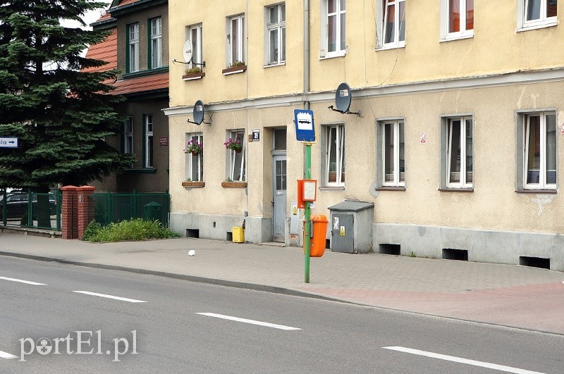 Elbląg, Przystanek zdaniem mieszkańców mieści się zbyt blisko budynku Elbląg, Przystanek zdaniem mieszkańców mieści się zbyt blisko budynku