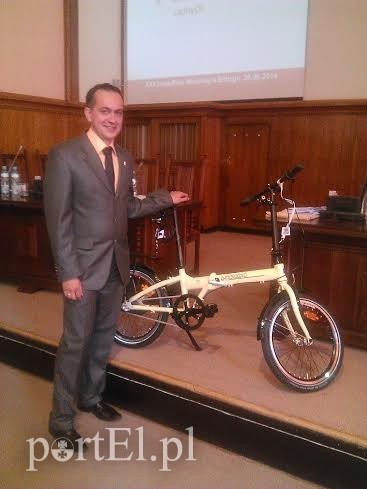 Elbląg, Robert Turlej i rower, który jest prezentem od Polskiej Unii Mobliności Aktywnej