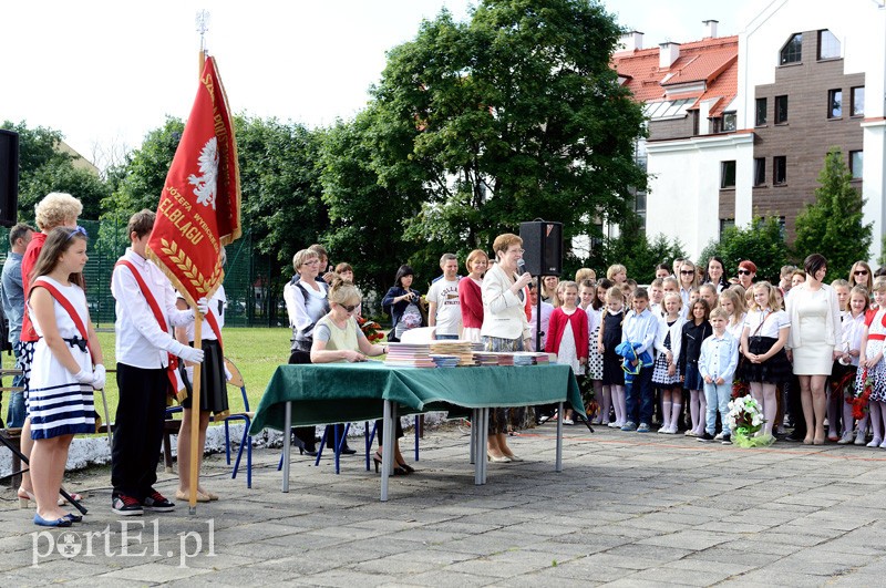 Elbląg, Dziś we wszystkich szkołach odbywają się uroczystości kończące rok szkolny 2013/2014 - na zdj. SP 16 w Elblągu Elbląg, Dziś we wszystkich szkołach odbywają się uroczystości kończące rok szkolny 2013/2014 - na zdj. SP 16 w Elblągu