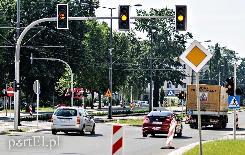 Elbląg, Sygnalizacja przy I LO jest obecnie wyłączona. Pulsują jedynie żółte światła Elbląg, Sygnalizacja przy I LO jest obecnie wyłączona. Pulsują jedynie żółte światła