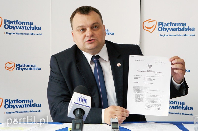 Elbląg, Witold Strzelec pokazał wyrok sądu na dzisiejszej konferencji prasowej Elbląg, Witold Strzelec pokazał wyrok sądu na dzisiejszej konferencji prasowej