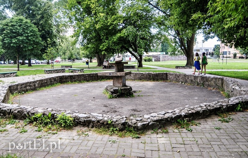Elbląg, Fontanna na zieleńcu przy ul. Władysława IV jest nieczynna od 20 lat Elbląg, Fontanna na zieleńcu przy ul. Władysława IV jest nieczynna od 20 lat