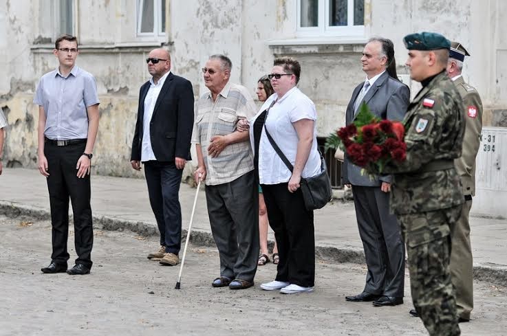 Elbląg, W środku stoi Józef Olejniczak, który w Sprawie został skazany na 11 lat, w więzieniu spędził sześć. Jest również pierowzorem Janka Masłowskiego, głównego bohatera dramatu "Matnia - sprawa elbląska" Elbląg, W środku stoi Józef Olejniczak, który w Sprawie został skazany na 11 lat, w więzieniu spędził sześć. Jest również pierowzorem Janka Masłowskiego, głównego bohatera dramatu "Matnia - sprawa elbląska"