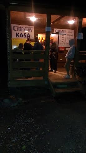 Park linowy nocą Park linowy nocą