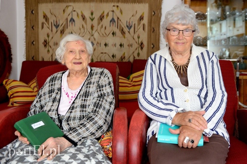 Elbląg, Pani Gizela (z lewej) i pani Helena uwielbiają literaturę, obie nadal tworzą wiersze