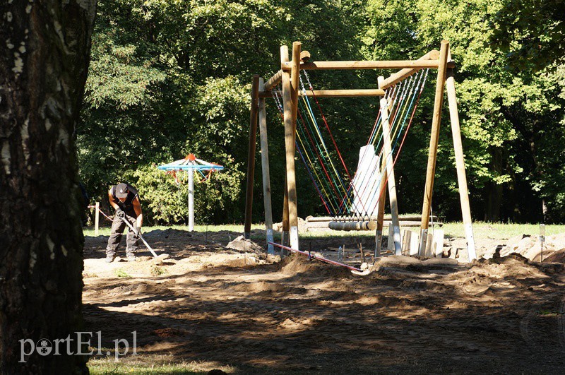 Elbląg, Trwają prace przy montażu poszczególnych urządzeń na placu zabaw w Parku Modrzewie