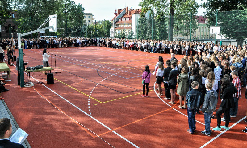 Elbląg, Uczniowie Zespółu Szkół Ogólnokształcących nr 2 rozpoczęli rok szkolny na nowym boisku sportowym