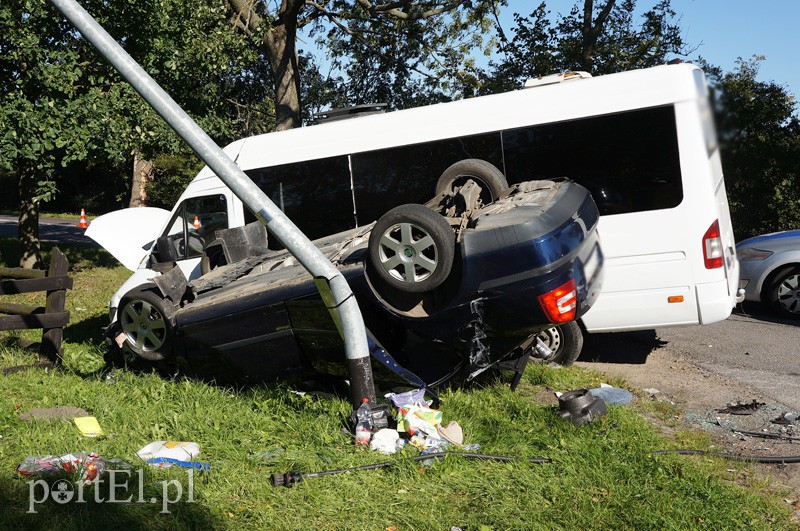 Elbląg, Groźne zdarzenie na Fromborskiej. Skoda wjechała w bus z dziećmi Elbląg, Groźne zdarzenie na Fromborskiej. Skoda wjechała w bus z dziećmi