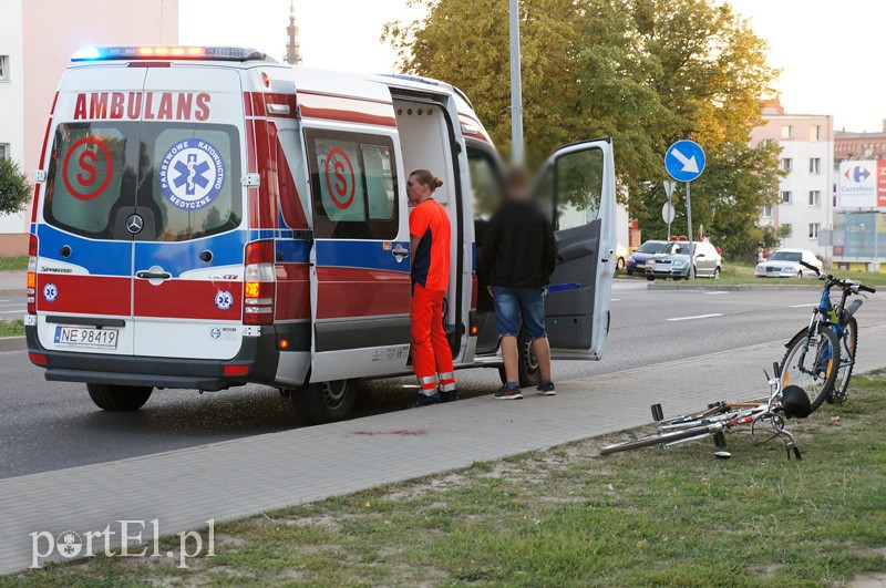 Elbląg, Teatralna: zderzenie rowerzystów na chodniku