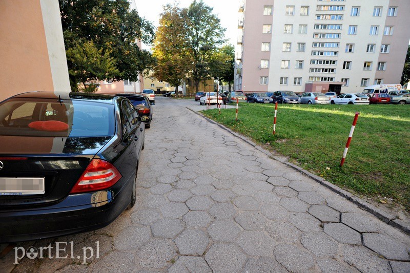 Elbląg, W wielu miejscach w Elblągu trzeba się nieźle napocić, by zaparkować swoje auto. Na zdjęciu ulica Diaczenki