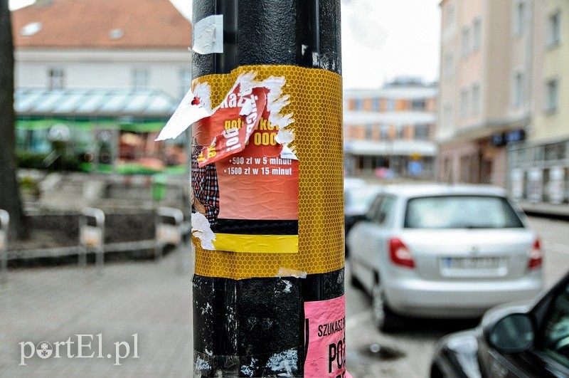Elbląg, Jedni je wieszają, na przykład w miejscach, które nie są do tego przeznaczone, inni chcą je zrywać. Wojna z reklamami trwa Elbląg, Jedni je wieszają, na przykład w miejscach, które nie są do tego przeznaczone, inni chcą je zrywać. Wojna z reklamami trwa
