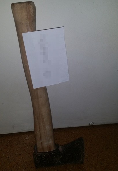 Elbląg, Dla zabawy zniszczyli siekierą elewację budynku Elbląg, Dla zabawy zniszczyli siekierą elewację budynku