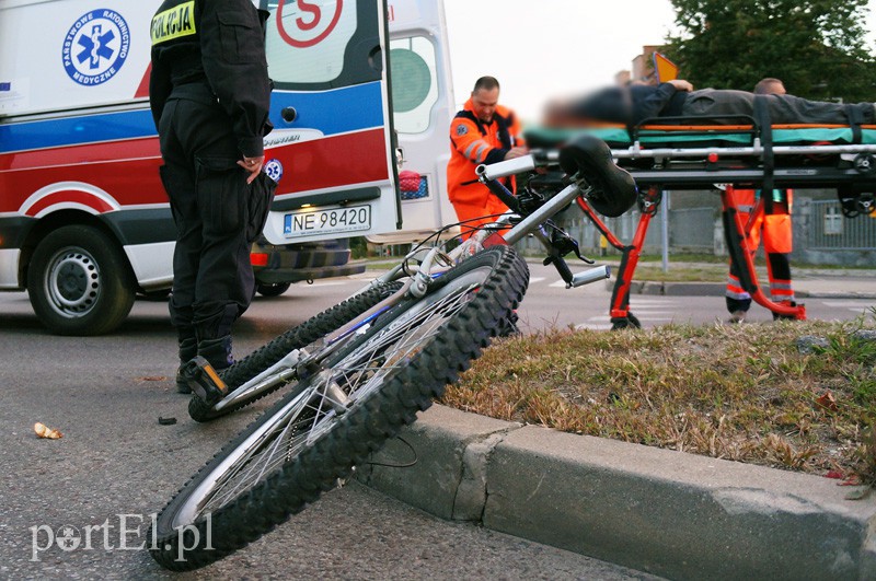 Elbląg, Łęczycka-Grottgera: zderzenie rowerzysty z samochodem