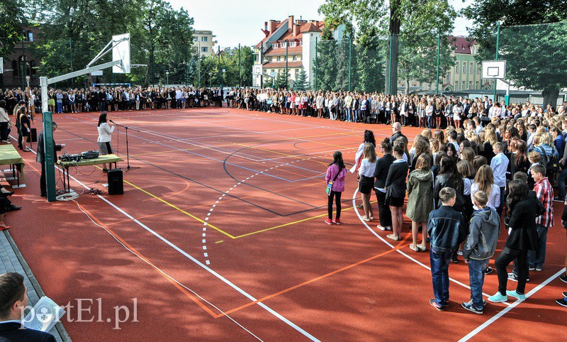 Elbląg, Uczniowie ZSO nr 2 przy ul. Królewieckiej na nowym boisku zainaugurowali nowy rok szkolny