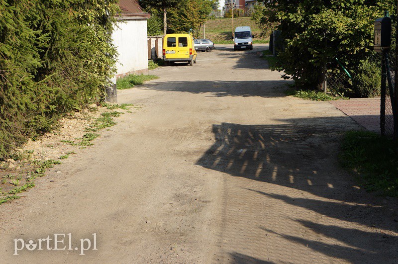 Elbląg, Przy tej drodze mieszka kilka rodzin. Ciężko nią dojechać do domów szczególnie podczas roztopów