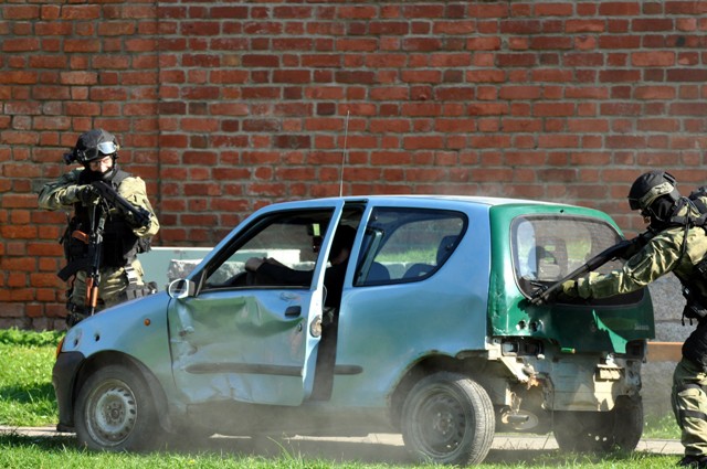 Elbląg, Huk, dym, tresura psa - atrakcje pokazu SG Elbląg, Huk, dym, tresura psa - atrakcje pokazu SG