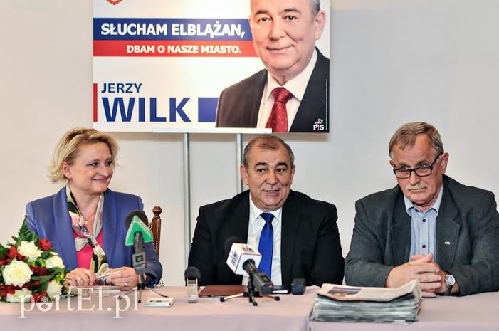 Elbląg, Renata Kobiela, przedstawicielka partii Polska Razem, prezydent Jerzy Wilk oraz Jan Fiodorowicz, szef elbląskiej Solidarności właśnie podpisali porozumienie Elbląg, Renata Kobiela, przedstawicielka partii Polska Razem, prezydent Jerzy Wilk oraz Jan Fiodorowicz, szef elbląskiej Solidarności właśnie podpisali porozumienie