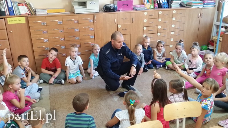 Elbląg, We wrześniu policjanci i strażnicy miejscy przeprowadzili ponad 100 spotkań z uczniami