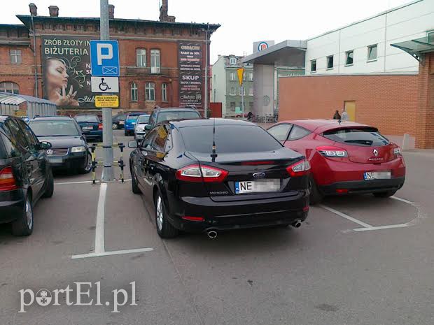 Elbląg, Urzędnicy: samochód stanął w tym miejscu, bo mógł Elbląg, Urzędnicy: samochód stanął w tym miejscu, bo mógł