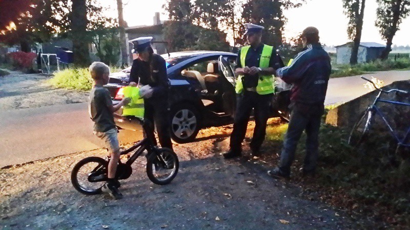 Elbląg, Policjanci rozdawali kamizelki odblaskowe Elbląg, Policjanci rozdawali kamizelki odblaskowe