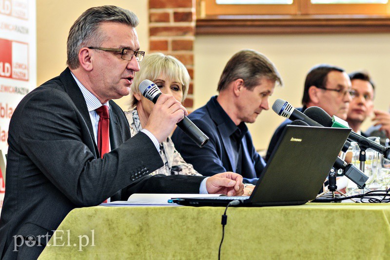 Elbląg, Janusz Nowak (z lewej) zaprezentował program Lewicy Razem i nazwiska kandydatów na radnych