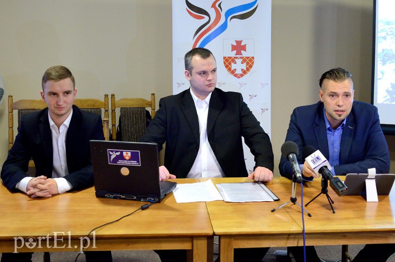 Elbląg, Od lewej: Łukasz Nosarzewski, Adrian Meger i Michał Szydlarski, działacze Nowej Prawicy Elbląg, Od lewej: Łukasz Nosarzewski, Adrian Meger i Michał Szydlarski, działacze Nowej Prawicy