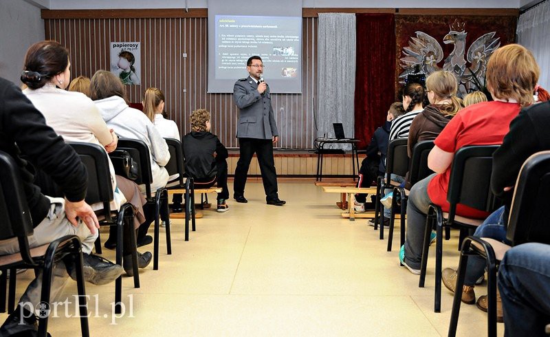 Elbląg, W policyjnych pogadankach nt. dopalaczy wzięło już udział ok. 3700 uczniów