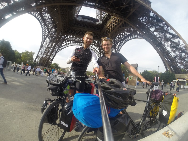 Elbląg, Paweł Koch (z lewej) na mecie w Paryżu spotkał rowerzystę z Anglii, który startował w podróż dookoła świata