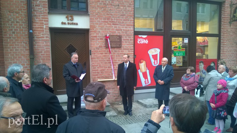 Elbląg, Dziś odsłonięto tablicę pamiątkową przy ul. św. Ducha 13 (na zdj. m.in. wiceprezydent Marek Pruszak oraz pastor Paweł Kugler) Elbląg, Dziś odsłonięto tablicę pamiątkową przy ul. św. Ducha 13 (na zdj. m.in. wiceprezydent Marek Pruszak oraz pastor Paweł Kugler)