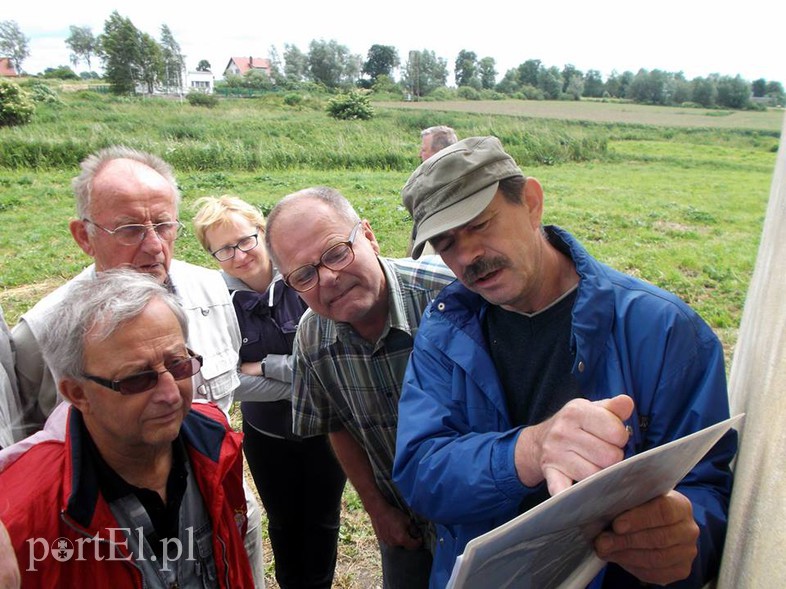 Elbląg, Pan Leszek Marcinkowski (po prawej) od lat opowiada innym o Żuławach Elbląg, Pan Leszek Marcinkowski (po prawej) od lat opowiada innym o Żuławach