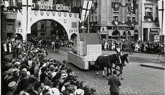 Elbląg, Konie przez wiele lat były jednym ze środków miejskiego transportu. Zdjęcie pochodzi z obchodów 700- lecia miasta.