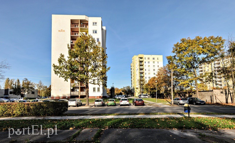 Elbląg, Przy budynkach WAM nie ma pojemników do segregacji odpadów